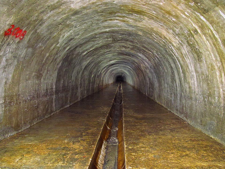 Některé podzemní objekty jsou propojeny se složitou a zajímavou kanalizační soustavou. Jednou z jejích nejstarších součástí je tunel Staré Ponávky.