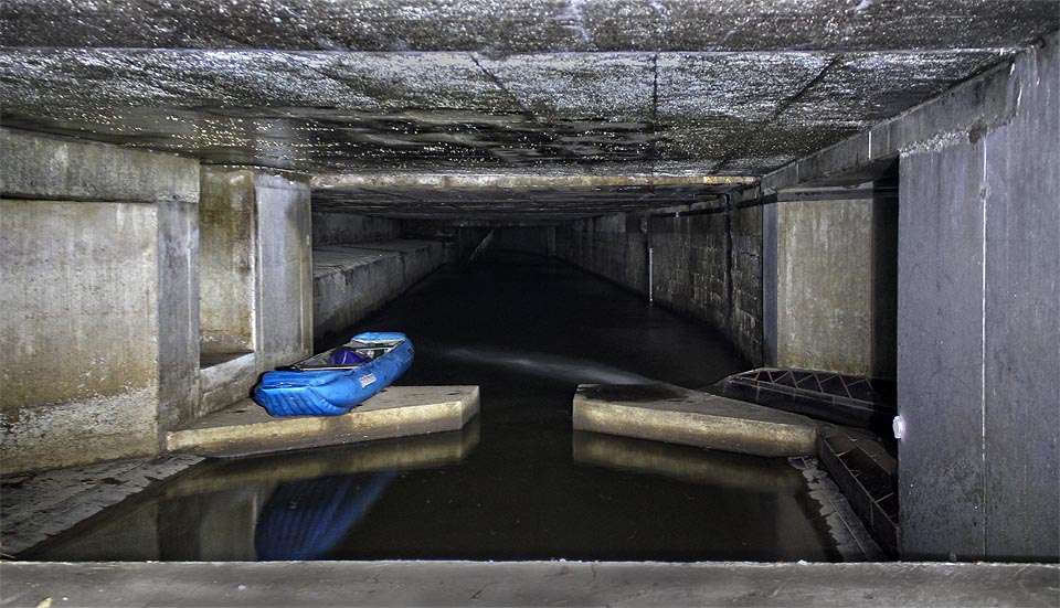 Některými úseky brněnského podzemí je možné proplout na lodi. Týká se to například tunelu Ponávky mezi továrnami za Rumištěm.