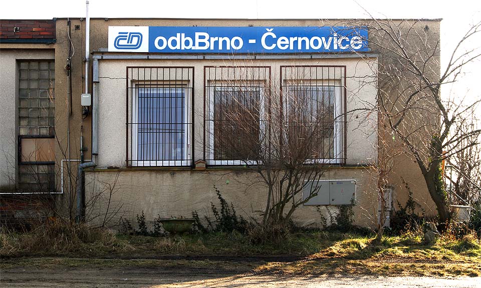 Samotná budova odbočky Brno-Černovice mnoho krásy nepobrala. Samotná budova odbočky Brno-Černovice mnoho krásy nepobrala.