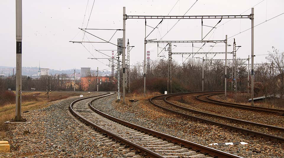 Na pohledu od západu je vidět vlastní odbočení jednokolejné Komárovské spojky (vlevo) od Vlárské dráhy vedoucí do Židenic. Budova odbočky se skrývá v křoví za levým okrajem fotky, vzdálena 300 m a bez přímého výhledu. Na pohledu od západu je vidět vlastní odbočení jednokolejné Komárovské spojky (vlevo) od Vlárské dráhy vedoucí do Židenic. Budova odbočky se skrývá v křoví za levým okrajem fotky, vzdálena 300 m a bez přímého výhledu.