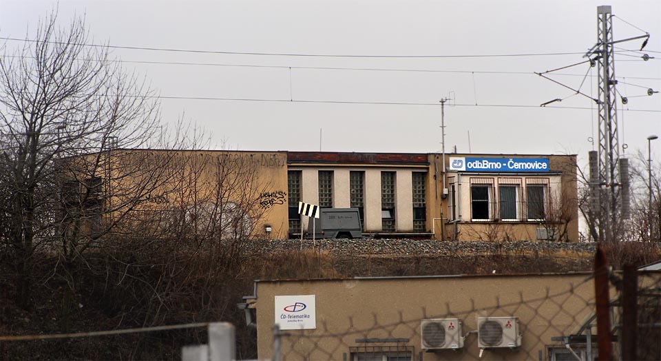 Opačný pohled na odbočku Brno-Černovice odbočka k jihu zpod mostních pilířů na Nezamyslově ulici. Opačný pohled na odbočku Brno-Černovice odbočka k jihu zpod mostních pilířů na Nezamyslově ulici.