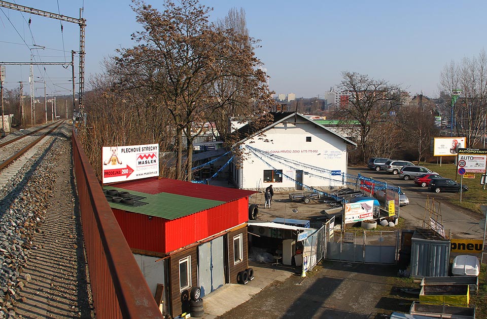 Nejzápadnější část bývalé stanice Brno-Černovice včetně staniční budovy z nadjezdu Vlárské dráhy. Nejzápadnější část bývalé stanice Brno-Černovice včetně staniční budovy z nadjezdu Vlárské dráhy.