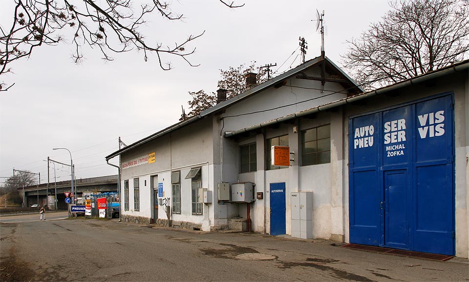 Původní staniční budova Brno-Černovice - strana obrácená k městu. Původní staniční budova Brno-Černovice - strana obrácená k městu.