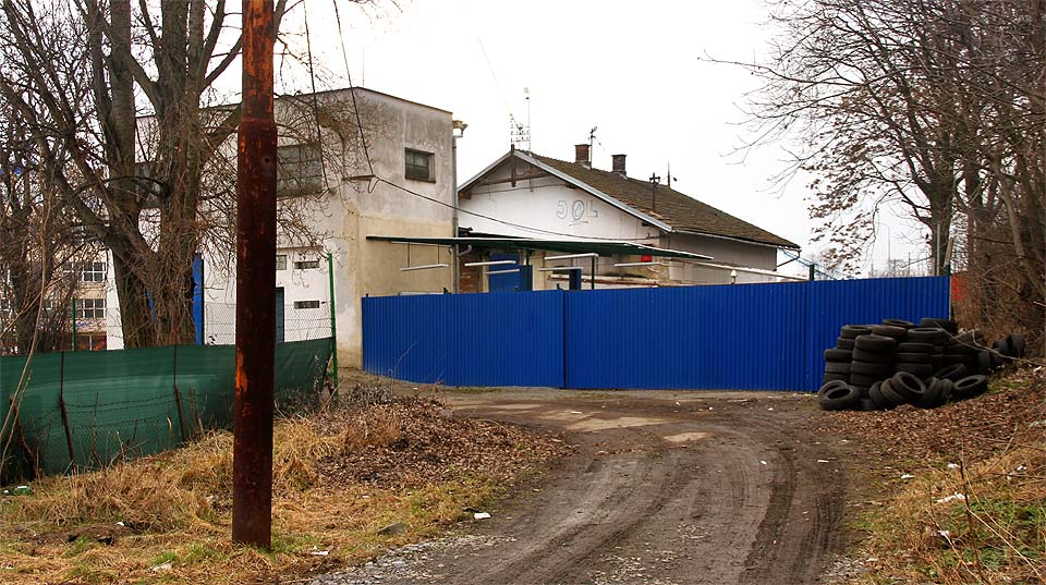 Z této strany přiléhalo k budově kolejiště stanice, ze kterého odjížděly vlaky do Líšně. Z této strany přiléhalo k budově kolejiště stanice, ze kterého odjížděly vlaky do Líšně.