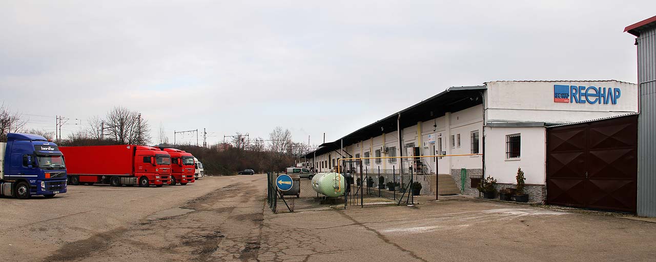 Na této pláni se nacházelo samotné kolejiště stanice. Vpravo je vidět původní nádražní skladiště. Na této pláni se nacházelo samotné kolejiště stanice. Vpravo je vidět původní nádražní skladiště.