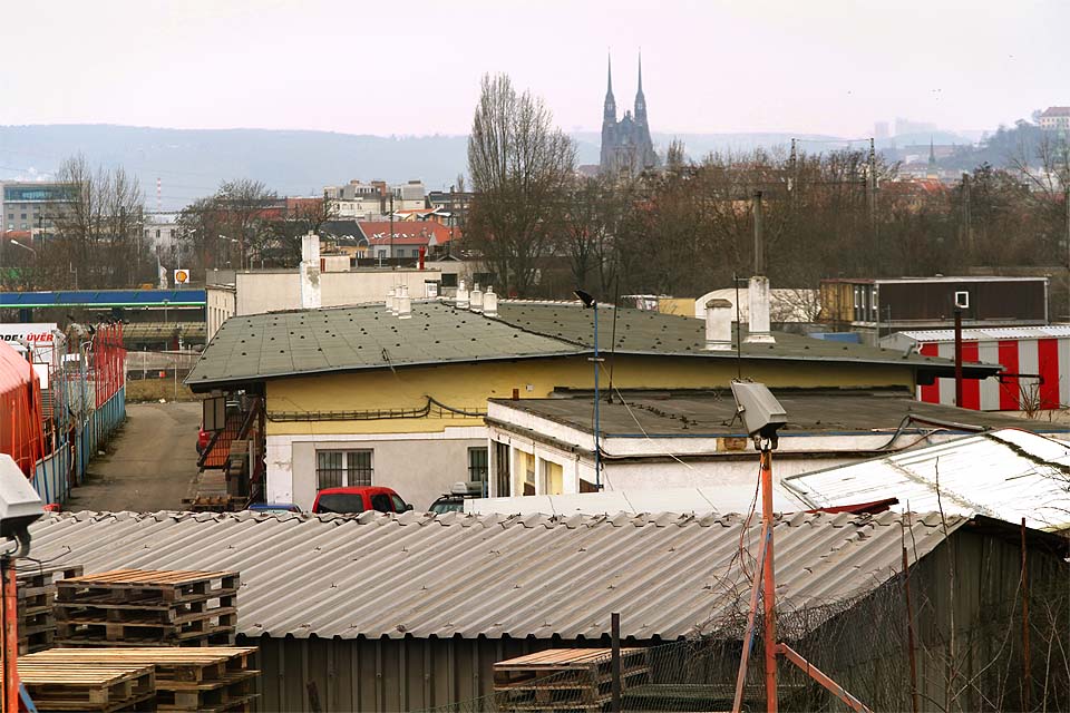 Celkový pohled na areál bývalé stanice Brno-Černovice od východu. Žlutá budova v popředí je nádražní skladiště, ze staniční budovy je vidět jen trojúhelníkový štít mezi stromem a červeným komínem uprostřed snímku. Celkový pohled na areál bývalé stanice Brno-Černovice od východu. Žlutá budova v popředí je nádražní skladiště, ze staniční budovy je vidět jen trojúhelníkový štít mezi stromem a červeným komínem uprostřed snímku.