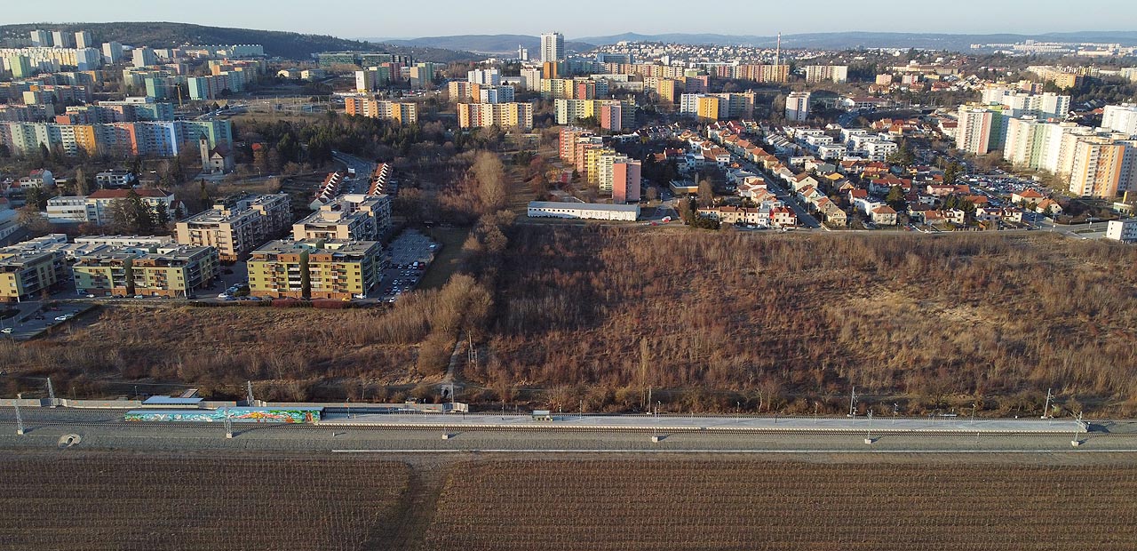 Celkový pohled na zastávku Brno-Starý Lískovec z jihu. Za pustým „rozvojovým územím", na kterém má v budoucnosti vyrůst mj. přestupní terminál MHD, se tyčí věžáky Starého Lískovce, Bohunic, Nového Lískovce a pak i zbytek Brna. Celkový pohled na zastávku Brno-Starý Lískovec z jihu. Za pustým „rozvojovým územím", na kterém má v budoucnosti vyrůst mj. přestupní terminál MHD, se tyčí věžáky Starého Lískovce, Bohunic, Nového Lískovce a pak i zbytek Brna.