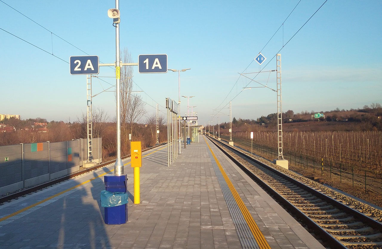 Zastávka disponuje jediným ostrovním nástupištěm, díky kterému je takřka nemožné nastoupit do nesprávného vlaku. Zastávka disponuje jediným ostrovním nástupištěm, díky kterému je takřka nemožné nastoupit do nesprávného vlaku.