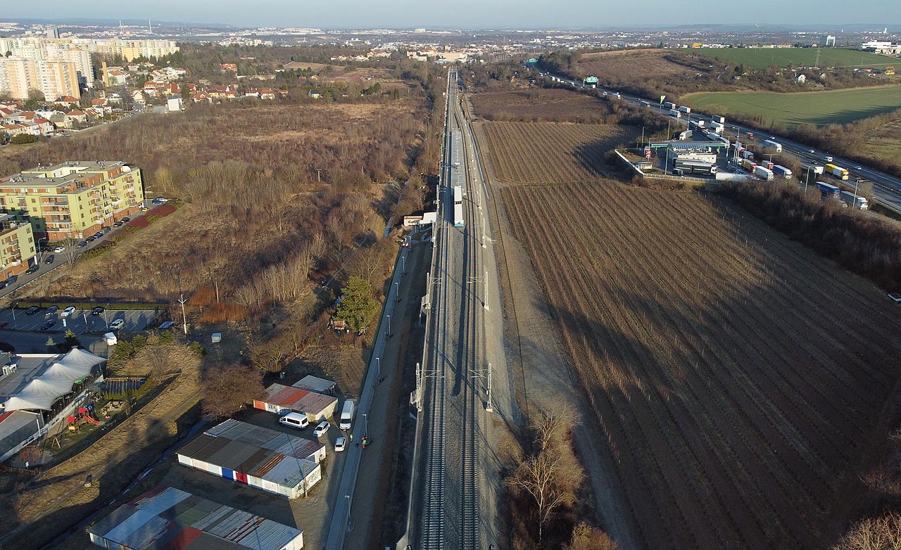 Západo-východní pohled na železniční zastávku Brno-Starý Lískovec. Západo-východní pohled na železniční zastávku Brno-Starý Lískovec.