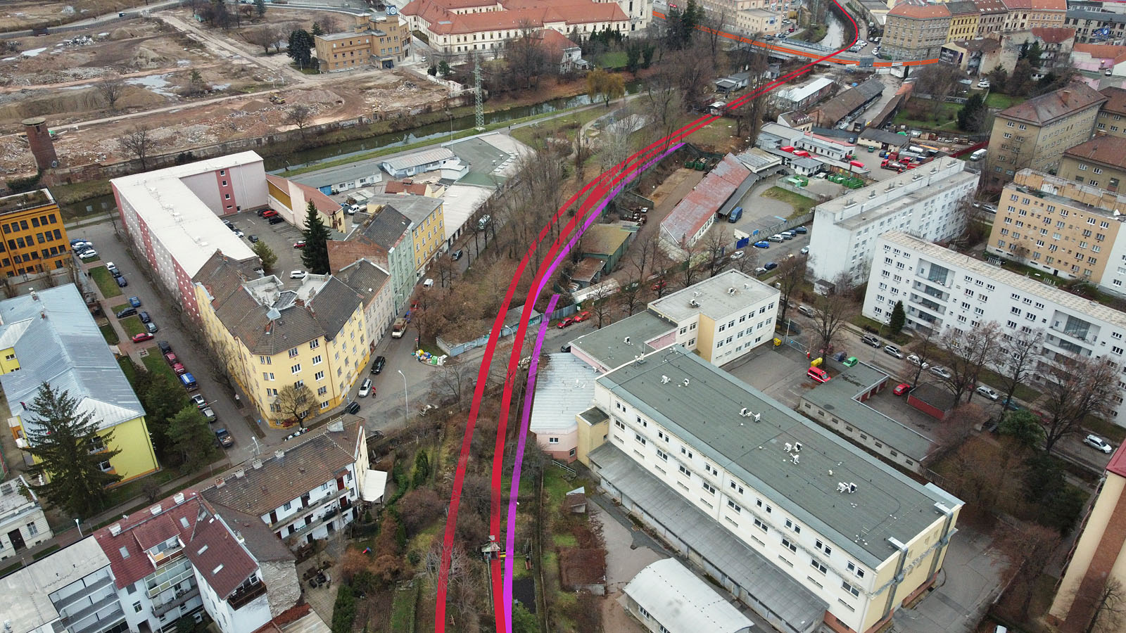 Při pohledu od severozápadu je dobře patrné místo, kde původní násep přehrazoval dnešní ulici Jana Svobody. Levá dopravní kolej procházela skrze stanici až k řece, z pravé manipulační koleje se k jihozápadu oddělovaly dvě (růžové) vlečky. Při pohledu od severozápadu je dobře patrné místo, kde původní násep přehrazoval dnešní ulici Jana Svobody. Levá dopravní kolej procházela skrze stanici až k řece, z pravé manipulační koleje se k jihozápadu oddělovaly dvě (růžové) vlečky.