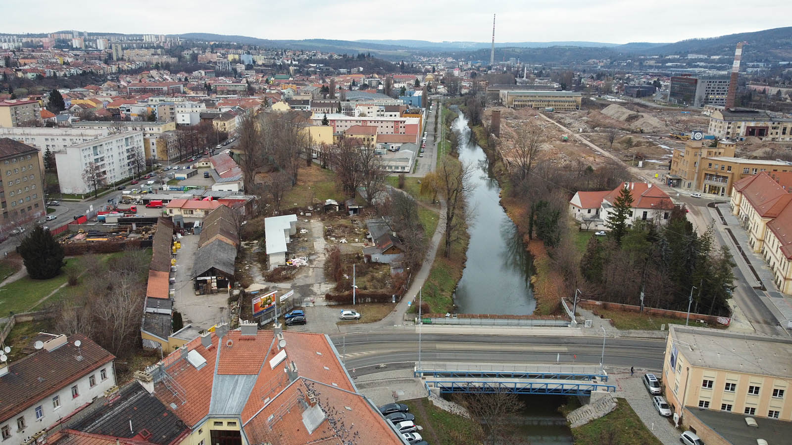 Pohled k severu podél toku Svitavy. Na fotce je dobře vidět místo bývalého přejezdu a proti sobě stojící nádražní sklediště (vlevo) a výpravní budova (vpravo). Pohled k severu podél toku Svitavy. Na fotce je dobře vidět místo bývalého přejezdu a proti sobě stojící nádražní sklediště (vlevo) a výpravní budova (vpravo).