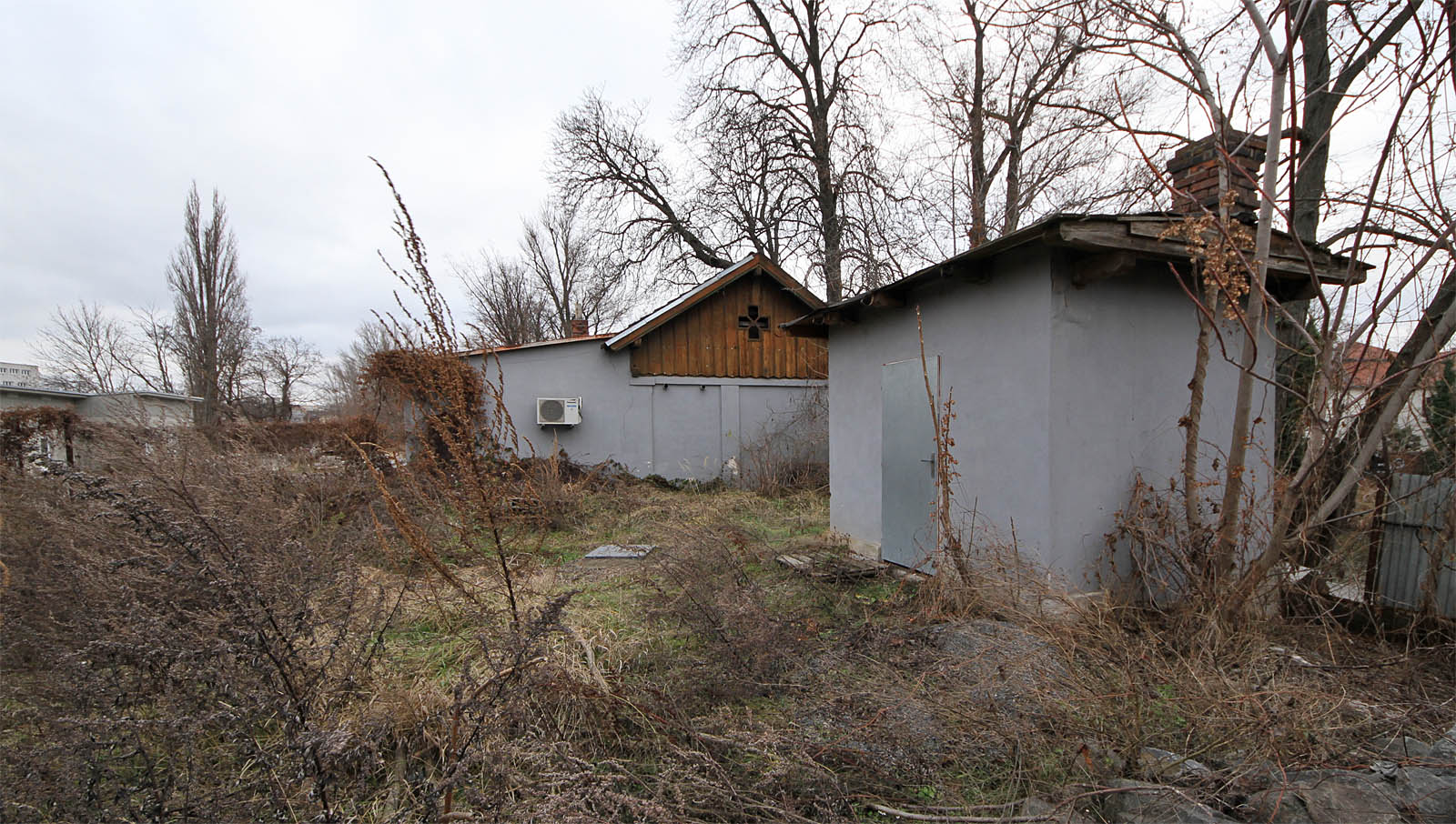 V popředí minimalistická budova stavědla č. 1 a současně závorářského stanoviště. Okna byla zrušena, dveře přezděny, ale komín od kamen zůstává na svém místě. V popředí minimalistická budova stavědla č. 1 a současně závorářského stanoviště. Okna byla zrušena, dveře přezděny, ale komín od kamen zůstává na svém místě.