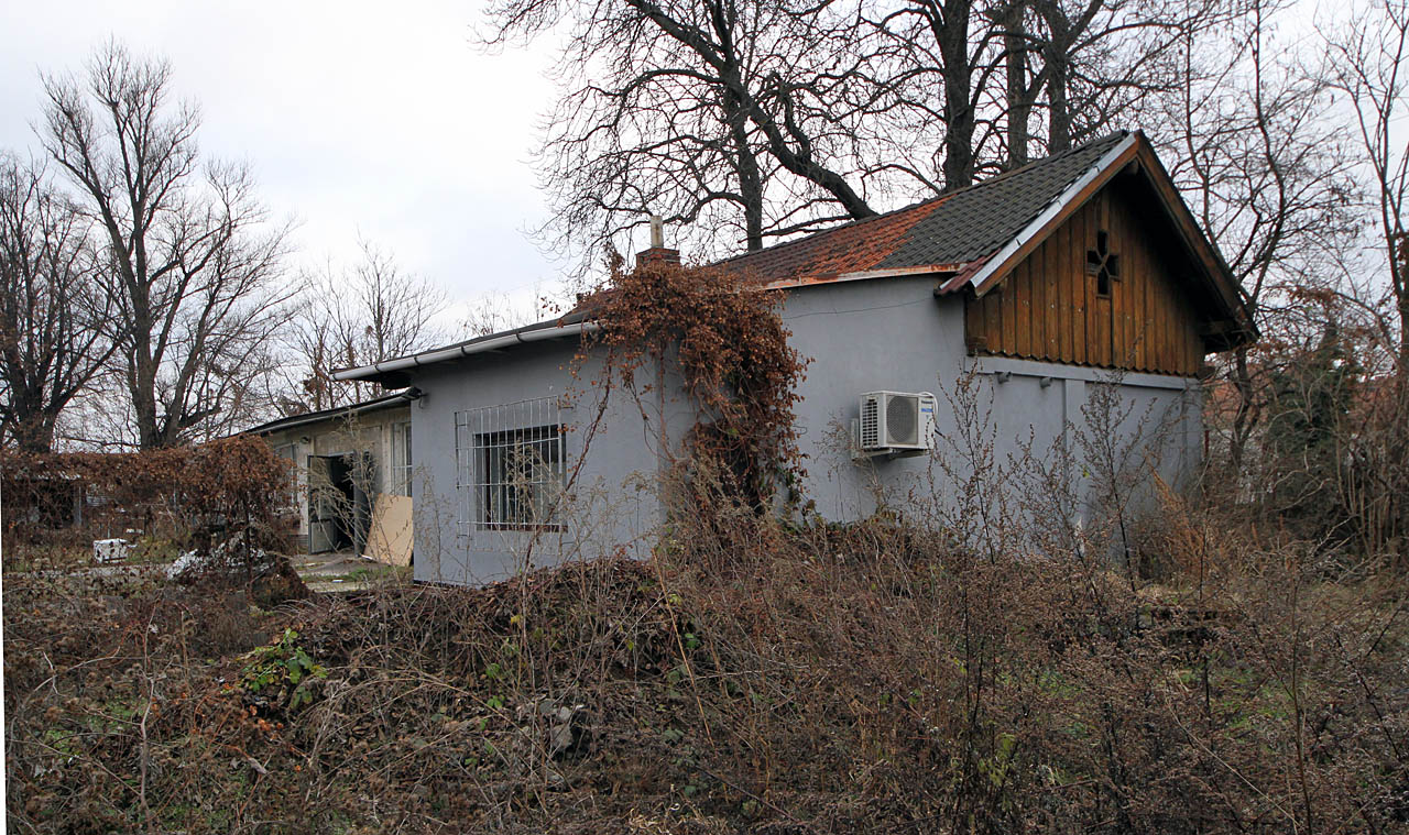 Pohled na původní staniční budovu je dnes prakticky nemožný - ze strany od řeky je prakticky zničená místními živly, od kolejiště zakrytá přístavbou dopravní kanceláře a ze severní strany čekárnou. Pouze jižní štít s oknem ve štítě ve tvaru kříže se nezměnil od roku 1885. Pohled na původní staniční budovu je dnes prakticky nemožný - ze strany od řeky je prakticky zničená místními živly, od kolejiště zakrytá přístavbou dopravní kanceláře a ze severní strany čekárnou. Pouze jižní štít s oknem ve štítě ve tvaru kříže se nezměnil od roku 1885.