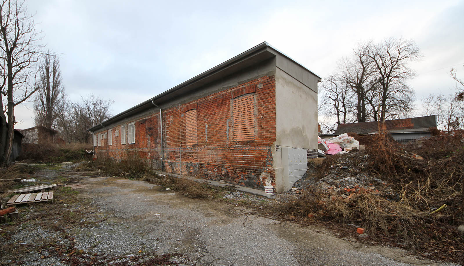 Příjezd byl možný i z opačné strany od kolejiště. Vpravo vykukuje střecha výpravní budovy. Příjezd byl možný i z opačné strany od kolejiště. Vpravo vykukuje střecha výpravní budovy.