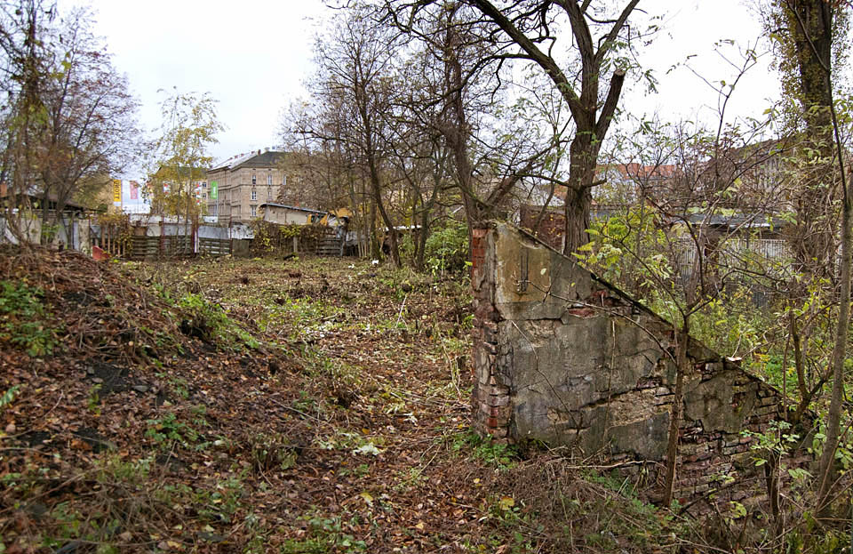Pozůstatky výsypek na uhlí na vlečce do uhelných skladů. Pozůstatky výsypek na uhlí na vlečce do uhelných skladů.