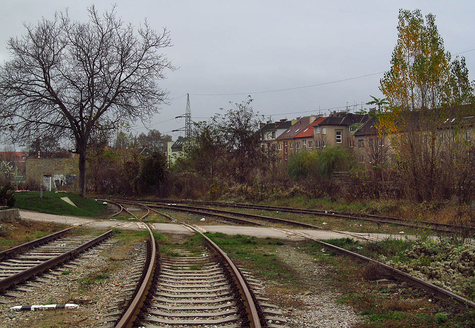 Pohled na severovýchod od teplárny na nákladiště Radlas pojmenované po stejnojmenné ulici. Romantický název pochází ze 13. století, kdy na místě dnešního nákladiště stála středověká osada. Zezadu zprava přicházela původní kolej dráhy Brno - Tišnov snesená v 60. letech 20. století. Pohled na severovýchod od teplárny na nákladiště Radlas pojmenované po stejnojmenné ulici. Romantický název pochází ze 13. století, kdy na místě dnešního nákladiště stála středověká osada. Zezadu zprava přicházela původní kolej dráhy Brno - Tišnov snesená v 60. letech 20. století.