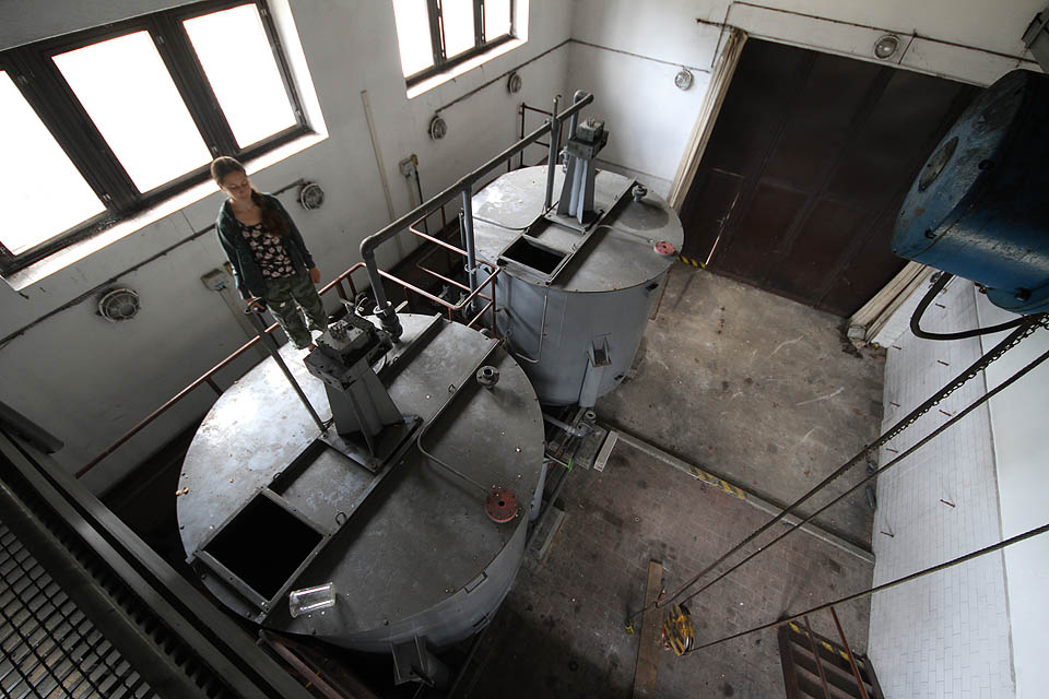 Malý portálový jeřáb sloužil k manipulaci s kontejnery práškového aktivního uhlí. Malý portálový jeřáb sloužil k manipulaci s kontejnery práškového aktivního uhlí.