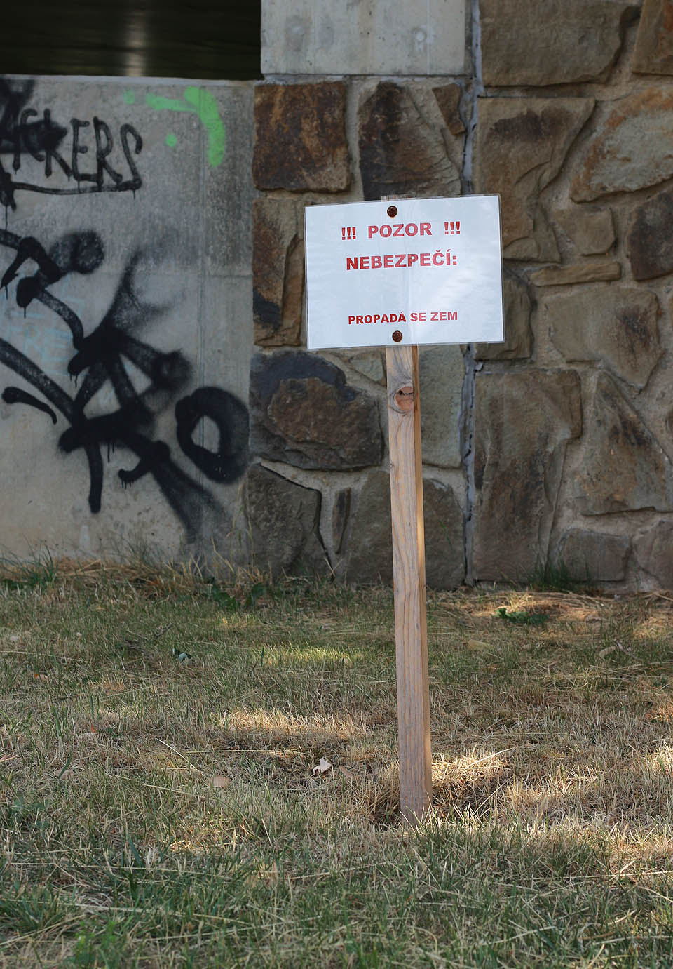 Areál úpravny vody je vůbec ponurý a plný překvapivých míst. Tak trošku jako zóna stalkerů z knihy Piknik u cesty od bratrů Strugackých… Areál úpravny vody je vůbec ponurý a plný překvapivých míst. Tak trošku jako zóna stalkerů z knihy Piknik u cesty od bratrů Strugackých…