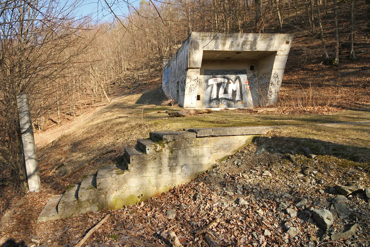 Konkávní zakončení portálu naznačuje, že z něj měla vycházet dvojice 1200 mm trub, které by „kšilt“ chránil před zatékáním. Konkávní zakončení portálu naznačuje, že z něj měla vycházet dvojice 1200 mm trub, které by „kšilt“ chránil před zatékáním.