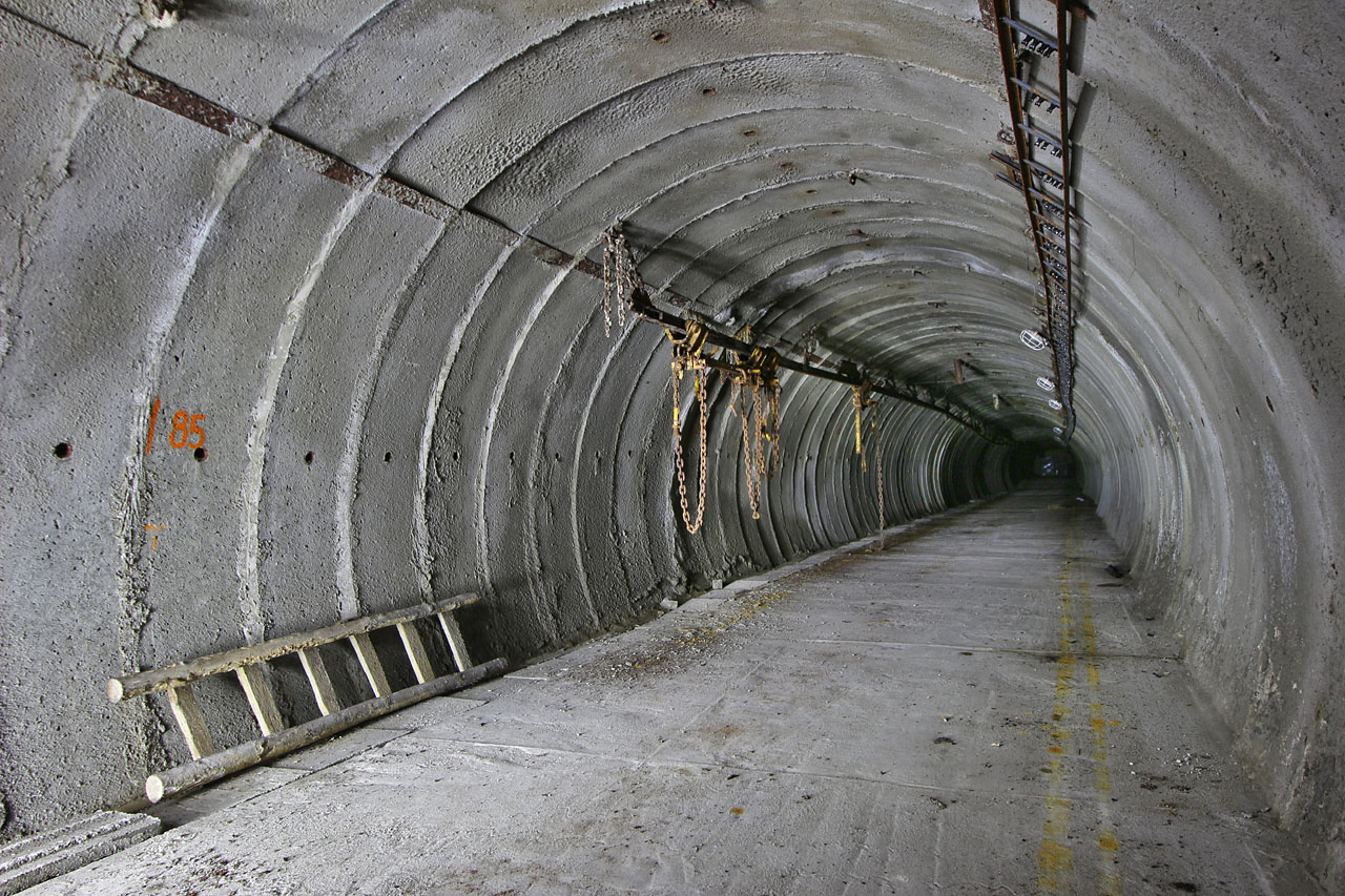 V tunelu zůstala instalována jednokolejnicová závěsná drážka. Co se asi honilo v hlavách dělníkům, kteří v roce 1991 jako polsední opouštěli stavbu? Kdo by čekal, že na ni dojde řeč až za dlouhých 31 let? Na víc otázek ani fotek nezbývá čas, za chvíli nám jede z konečné poslední trolejbus. V tunelu zůstala instalována jednokolejnicová závěsná drážka. Co se asi honilo v hlavách dělníkům, kteří v roce 1991 jako polsední opouštěli stavbu? Kdo by čekal, že na ni dojde řeč až za dlouhých 31 let? Na víc otázek ani fotek nezbývá čas, za chvíli nám jede z konečné poslední trolejbus.