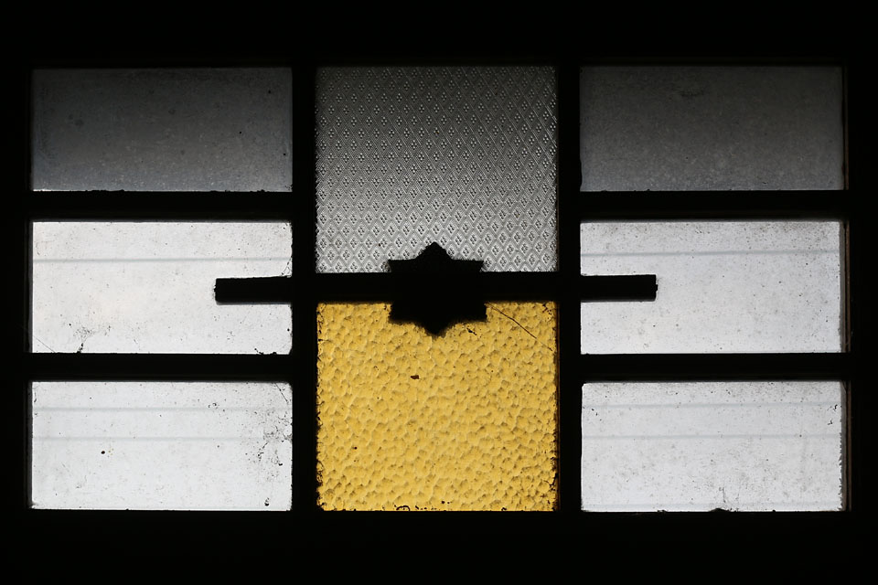 Fragmenty původního ozdobného zasklení ve velmi mírném duchu art-deco. Fragmenty původního ozdobného zasklení ve velmi mírném duchu art-deco.