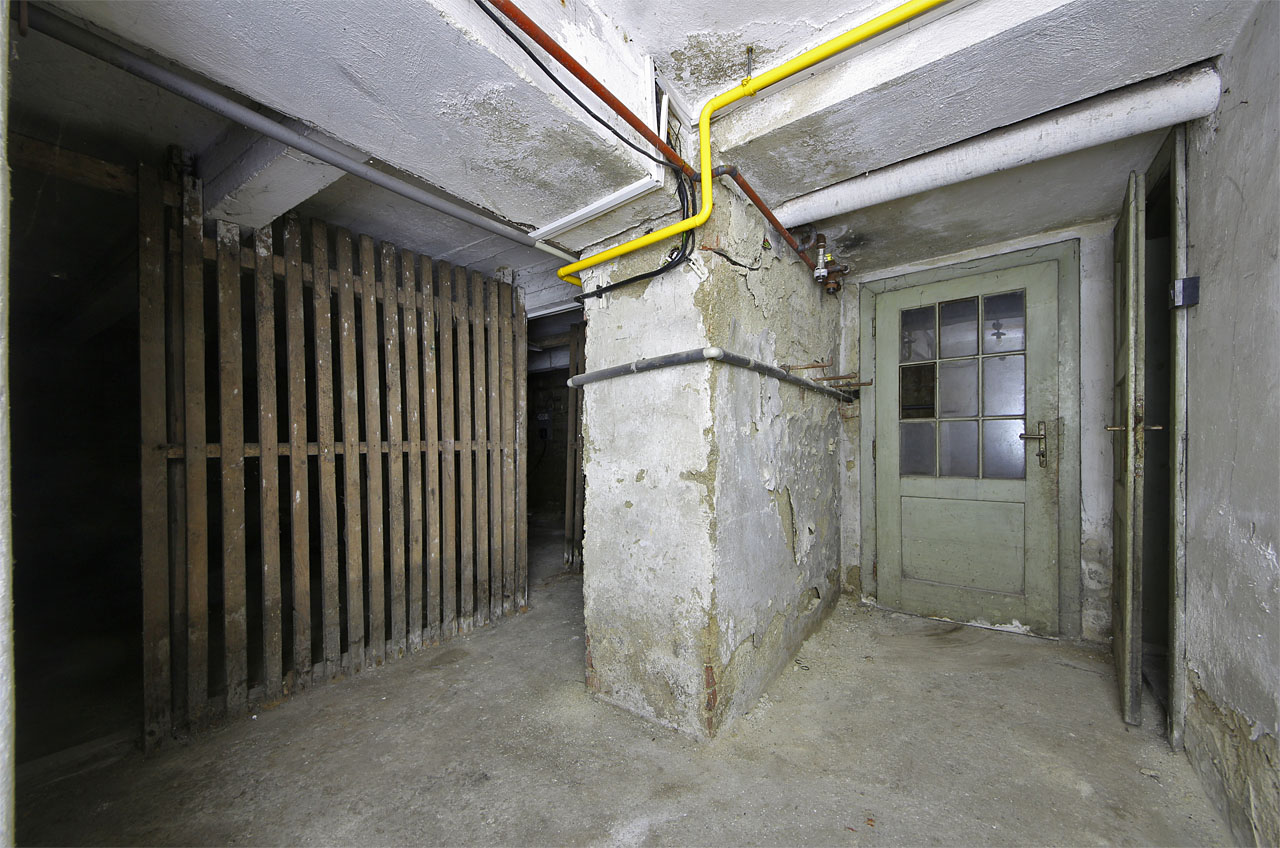 Moderní betonové nosníky se ve sklepě mísily s původními cihlovými klenbami. Moderní betonové nosníky se ve sklepě mísily s původními cihlovými klenbami.