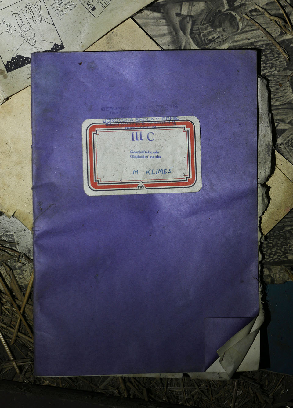 Hromadu učebnic z válečného období nezdobného žáka M. Klimeše. Hromadu učebnic z válečného období nezdobného žáka M. Klimeše.
