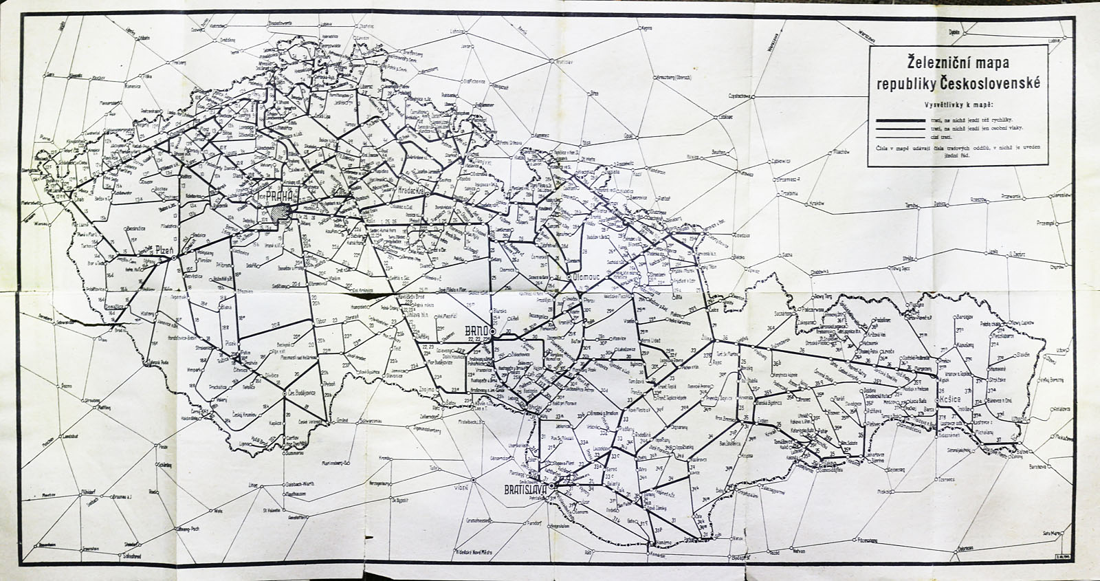Železniční mapa obnovené republiky Československé. Elektrizace dosud nulová, za to přes Hevlín se čile jezdí. Železniční mapa obnovené republiky Československé. Elektrizace dosud nulová, za to přes Hevlín se čile jezdí.