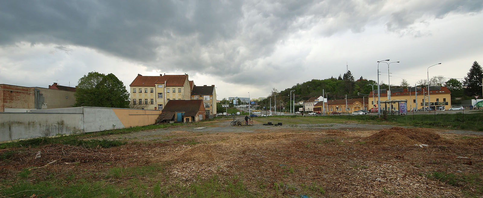 Tak vypadalo na jaře roku 2021 bývalé centrum města Husovic. Z návsi se stalo v roce 1912 náměstí, aby se o dalších 110 let později změnilo na dálniční křižovatku. Tak vypadalo na jaře roku 2021 bývalé centrum města Husovic. Z návsi se stalo v roce 1912 náměstí, aby se o dalších 110 let později změnilo na dálniční křižovatku.
