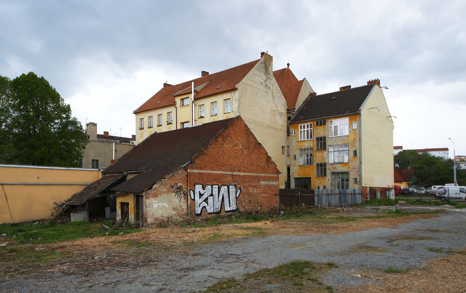 Pohled na dům č. 7 s pozemkem od východu, ze strany od Svitavy. Stodola je bezesporu výrazně starší než sám dům. Pohled na dům č. 7 s pozemkem od východu, ze strany od Svitavy. Stodola je bezesporu výrazně starší než sám dům.