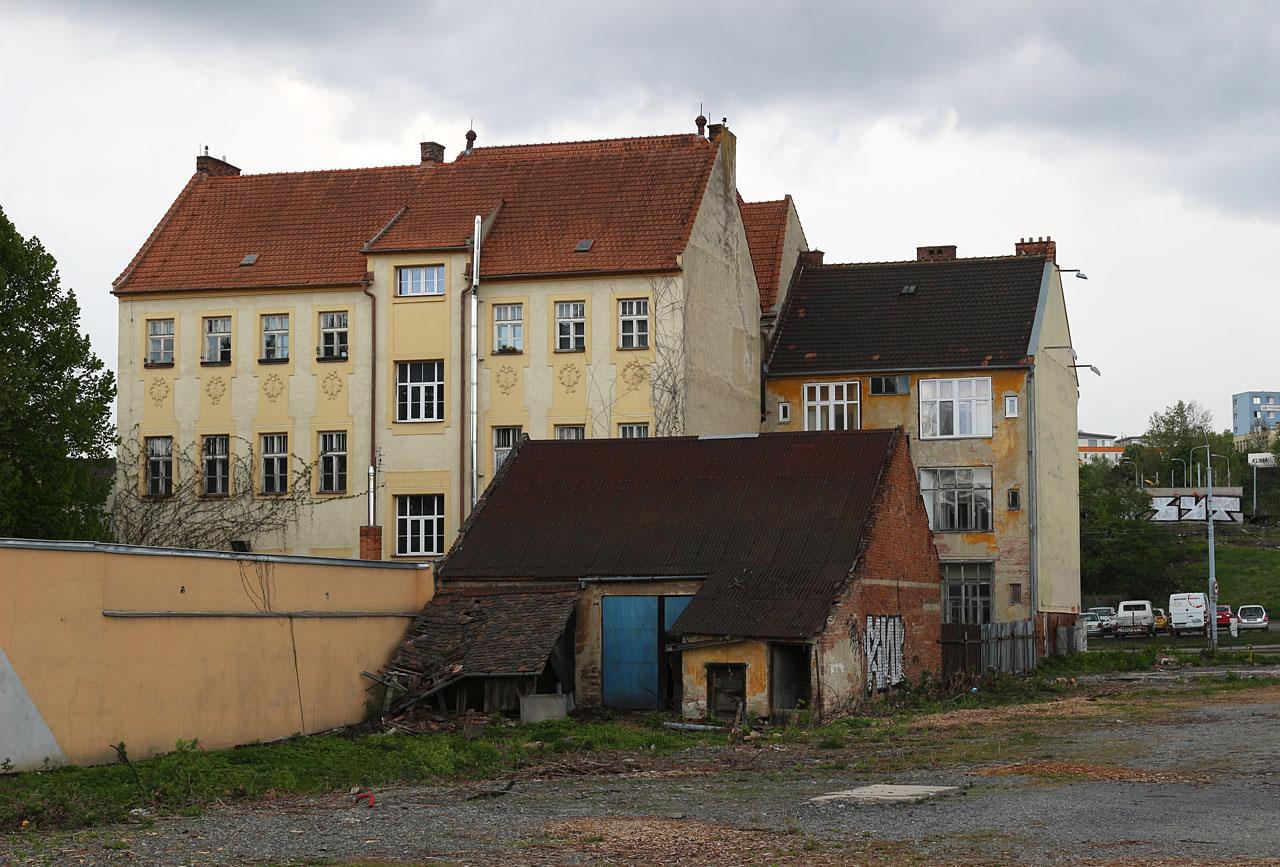 V květnu byl dům již zcela připraven na nadcházející demolici. V květnu byl dům již zcela připraven na nadcházející demolici.
