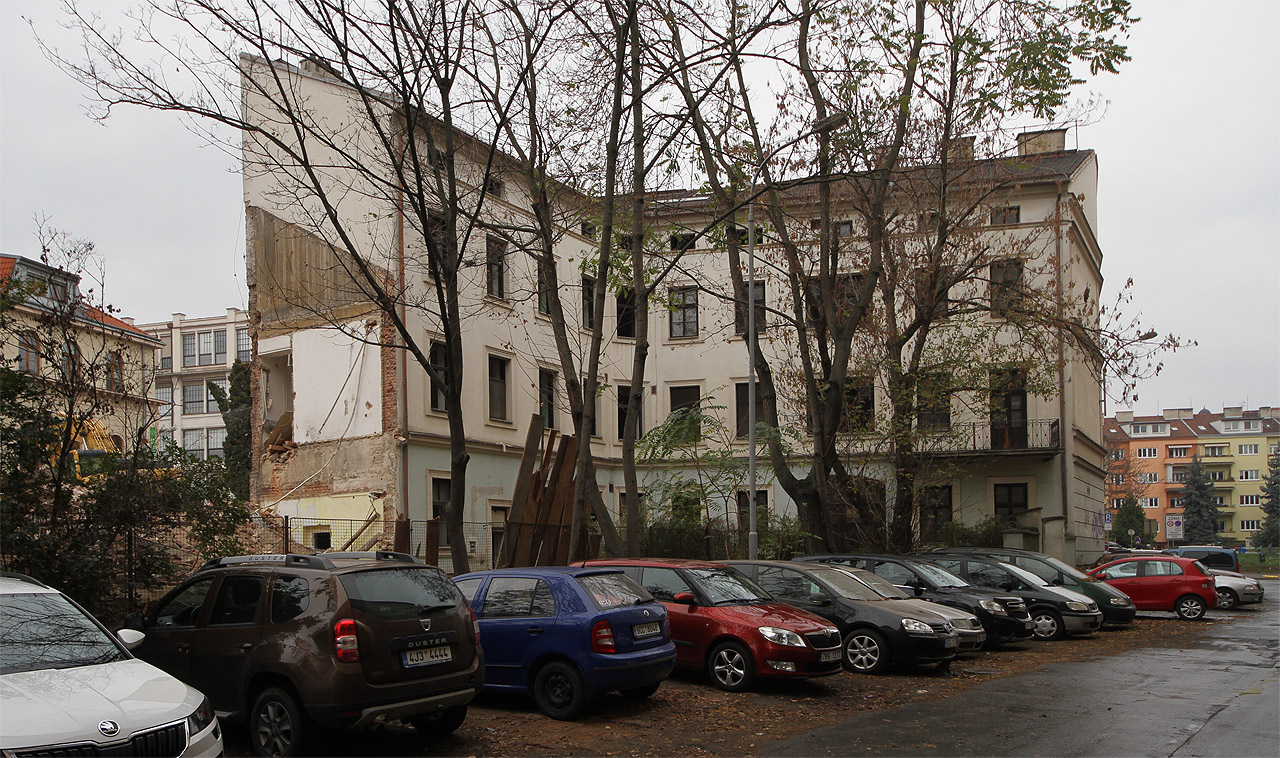 Pohled na dům Hybešova 41 ze dvora z Leitnerovy ulice, která se má stát novou širokou třídou. Také nový dům Svatá Anna zhruba metr ustoupí rozšíření vozovky v Leitnerově ulici. Pohled na dům Hybešova 41 ze dvora z Leitnerovy ulice, která se má stát novou širokou třídou. Také nový dům Svatá Anna zhruba metr ustoupí rozšíření vozovky v Leitnerově ulici.