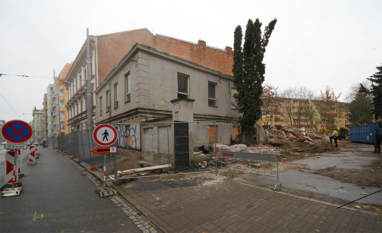2. listopadu 2019 byla zahájena demolice. Dělníci kropí hromadu sutin vodou, aby nedocházelo k víření prachu. 2. listopadu 2019 byla zahájena demolice. Dělníci kropí hromadu sutin vodou, aby nedocházelo k víření prachu.