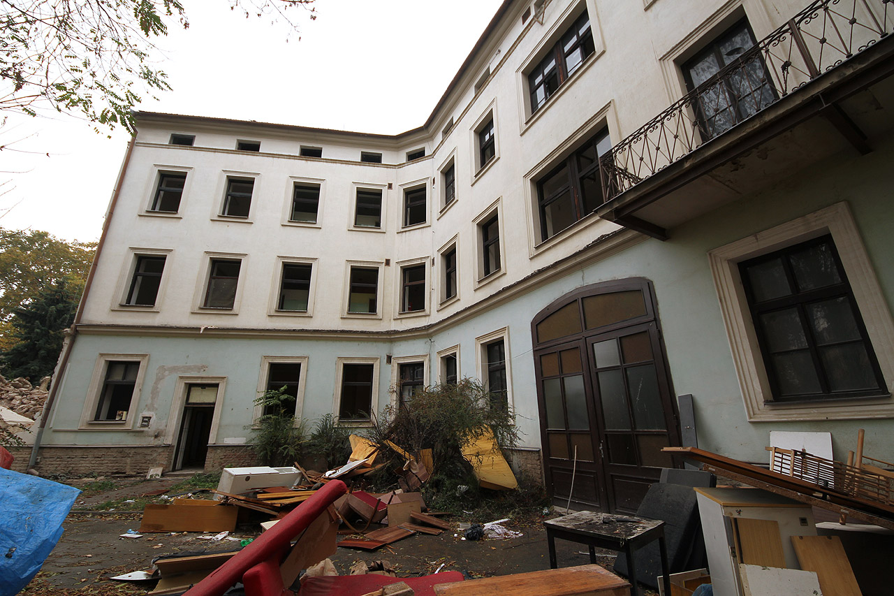 Pohled ze dvora na vlastní dům (vpravo) a dvorní trakt (vlevo) se samostatnými vstupními dveřmi. Pohled ze dvora na vlastní dům (vpravo) a dvorní trakt (vlevo) se samostatnými vstupními dveřmi.
