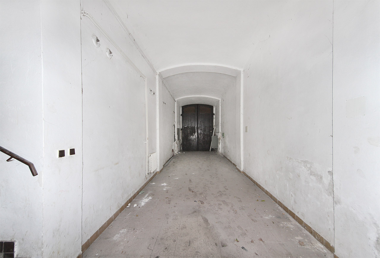 Sterilizovaný průjezd domu pozbyl veškerou svoji romantičnost již dávno. Do domu z něj vede jediný vchod. Sterilizovaný průjezd domu pozbyl veškerou svoji romantičnost již dávno. Do domu z něj vede jediný vchod.