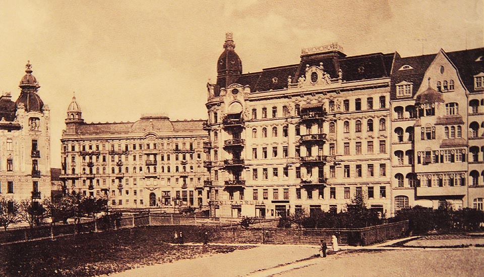 Historický pohled na domy č. 1 a 3 na tehdejší Hrdličkově ulici pochází přibližně z roku 1915. Historický pohled na domy č. 1 a 3 na tehdejší Hrdličkově ulici pochází přibližně z roku 1915.