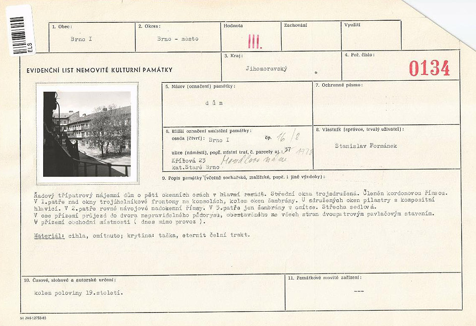 Evidenční list kulturní památky. Ochranu požíval dům od 3. 5. 1958 zejména kvůli zajímavému, nepravidelnému tvaru trojpodlažních pavlačových domů ve dvorním traktu. Poté, co byl celý dvorní trakt v roce 1993 zbořen a proměněn na parkoviště, byla na třetí pokus majitele památková ochrana domu zase odňata. Samozřejmě, otázka, v čem vlastně tedy ochrana spočívá, je zcela na místě. Strom ze dvora padl v roce 2017. Evidenční list kulturní památky. Ochranu požíval dům od 3. 5. 1958 zejména kvůli zajímavému, nepravidelnému tvaru trojpodlažních pavlačových domů ve dvorním traktu. Poté, co byl celý dvorní trakt v roce 1993 zbořen a proměněn na parkoviště, byla na třetí pokus majitele památková ochrana domu zase odňata. Samozřejmě, otázka, v čem vlastně tedy ochrana spočívá, je zcela na místě. Strom ze dvora padl v roce 2017.