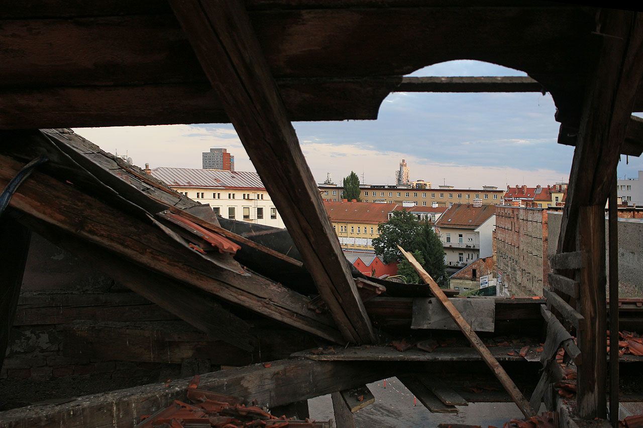 Výhled na Staré brno skrze rozpáraný vikýř. Poslední pavlačové domy se střídavým úspěchem odolávají naneštěstí obvykle nenápaditým moderním stavbám. Dožijí se alespoň některé i dalšího století? Výhled na Staré brno skrze rozpáraný vikýř. Poslední pavlačové domy se střídavým úspěchem odolávají naneštěstí obvykle nenápaditým moderním stavbám. Dožijí se alespoň některé i dalšího století?
