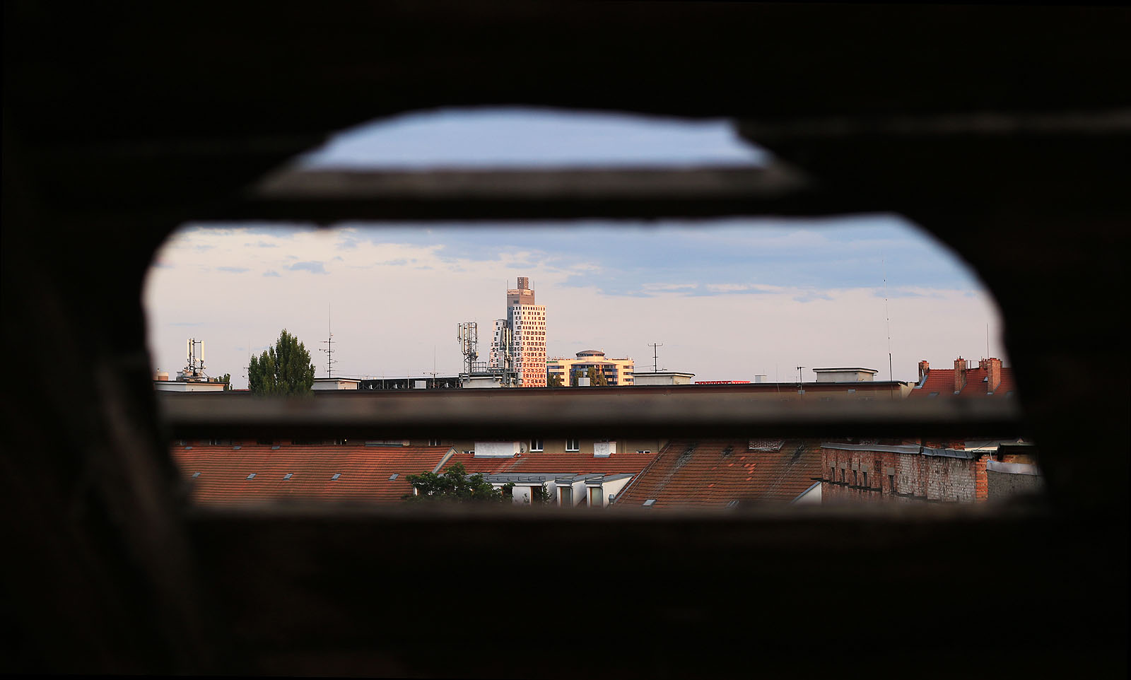 AZ tower jako jedna ze světlejších výjímek mezi moderními stavbami v Brně. Vyrostl na místě, kde kvůli němu nebylo třeba zbourat blok starších domů a má nezaměnitelný, avšak nikterak agresivní výraz. Brno potřebuje více podobných staveb namísto Špalíčků, Nových Vlněn a Titanií. AZ tower jako jedna ze světlejších výjímek mezi moderními stavbami v Brně. Vyrostl na místě, kde kvůli němu nebylo třeba zbourat blok starších domů a má nezaměnitelný, avšak nikterak agresivní výraz. Brno potřebuje více podobných staveb namísto Špalíčků, Nových Vlněn a Titanií.
