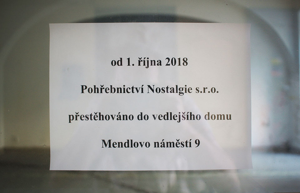 Vyklízení domu začalo na konci roku 2018. Tehdy tu kromě pohřebnictví skončila i naproti umístěná a proslulá hospoda U všech svatých. Vyklízení domu začalo na konci roku 2018. Tehdy tu kromě pohřebnictví skončila i naproti umístěná a proslulá hospoda U všech svatých.
