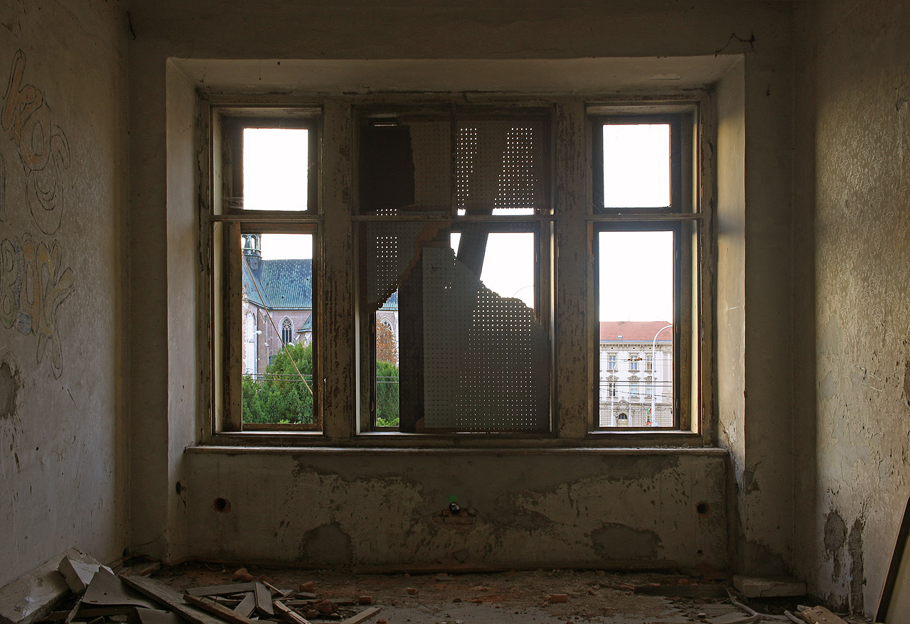 Byty v domě nejsou zvlášť zajímavé, svojí velikostí i dispozicí odpovídají polovině 19. století. Výhled z oken ovšem stojí za návštěvu. Byty v domě nejsou zvlášť zajímavé, svojí velikostí i dispozicí odpovídají polovině 19. století. Výhled z oken ovšem stojí za návštěvu.