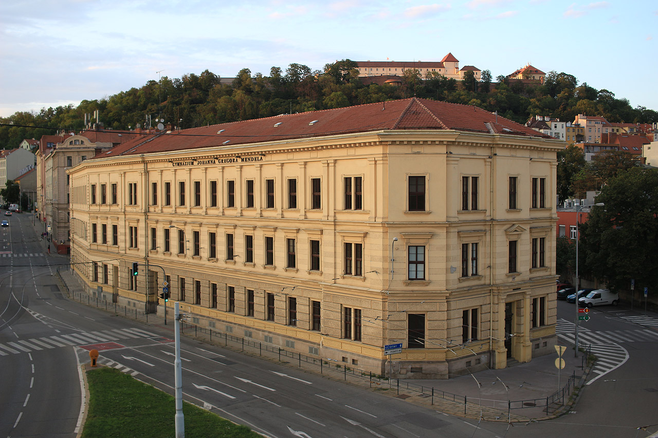 Dnešní německé gymnázium vyrostlo po roce 1896 na místě skupiny pitoreskních domků krčících se nad hladinou Svrateckého náhonu. Dnešní německé gymnázium vyrostlo po roce 1896 na místě skupiny pitoreskních domků krčících se nad hladinou Svrateckého náhonu.