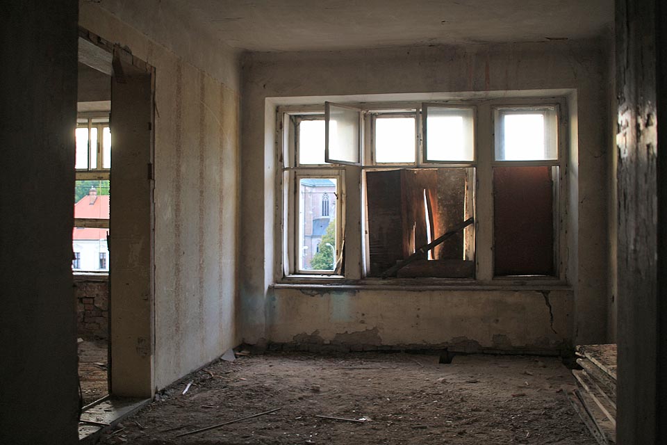Podle tradičního novoklasicistního schématu se nad průjezdem do domu nachází nejlepší byty s dělěnými okny v průčelí. Podle tradičního novoklasicistního schématu se nad průjezdem do domu nachází nejlepší byty s dělěnými okny v průčelí.