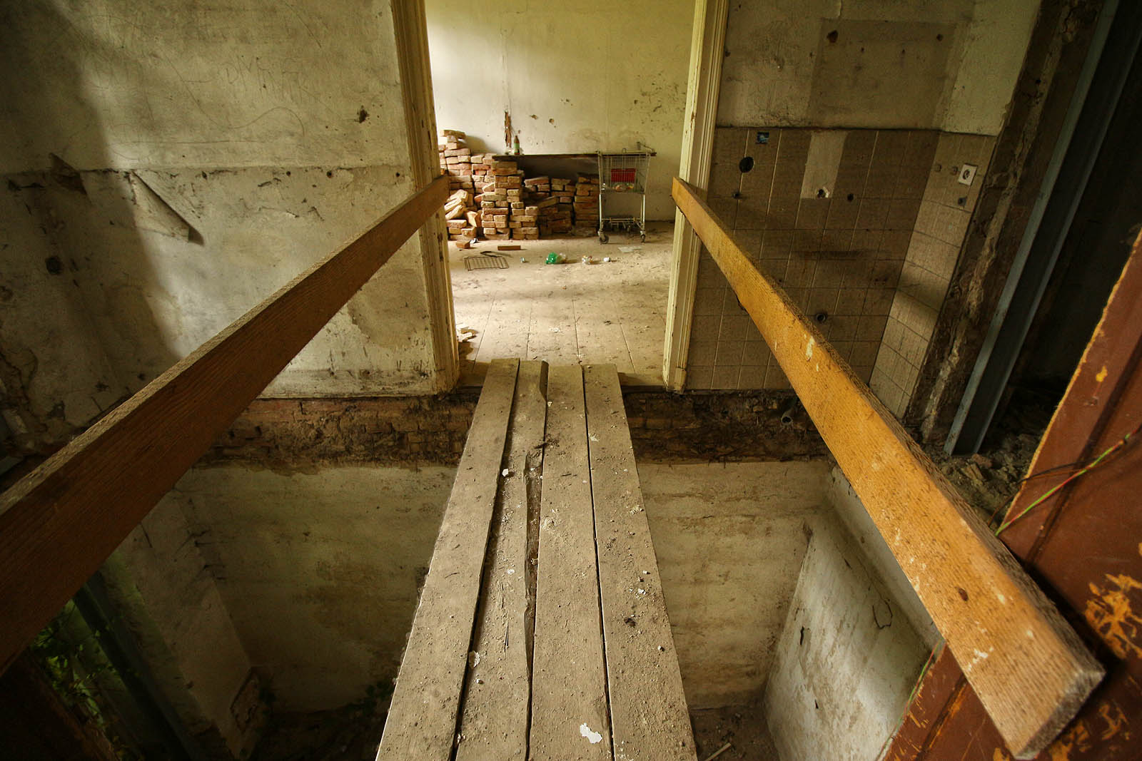 Rekonstrukce domu se kdysi zastavila na půli cesty. Některým místnostem proto chybí podlaha a jiný zase strop. Rekonstrukce domu se kdysi zastavila na půli cesty. Některým místnostem proto chybí podlaha a jiný zase strop.