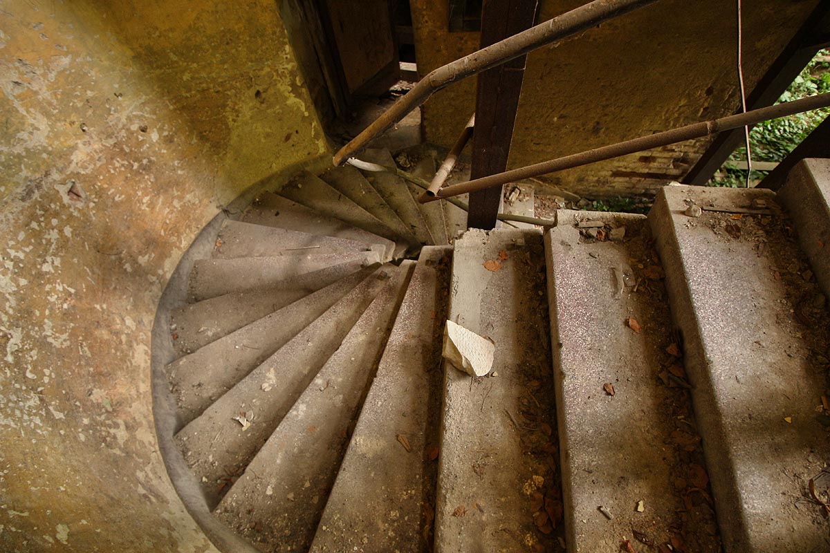 Elegantně zakroucené schodiště spojuje dolní pavlač jednak se dvorem a druhak s pavlačí horní. Elegantně zakroucené schodiště spojuje dolní pavlač jednak se dvorem a druhak s pavlačí horní.