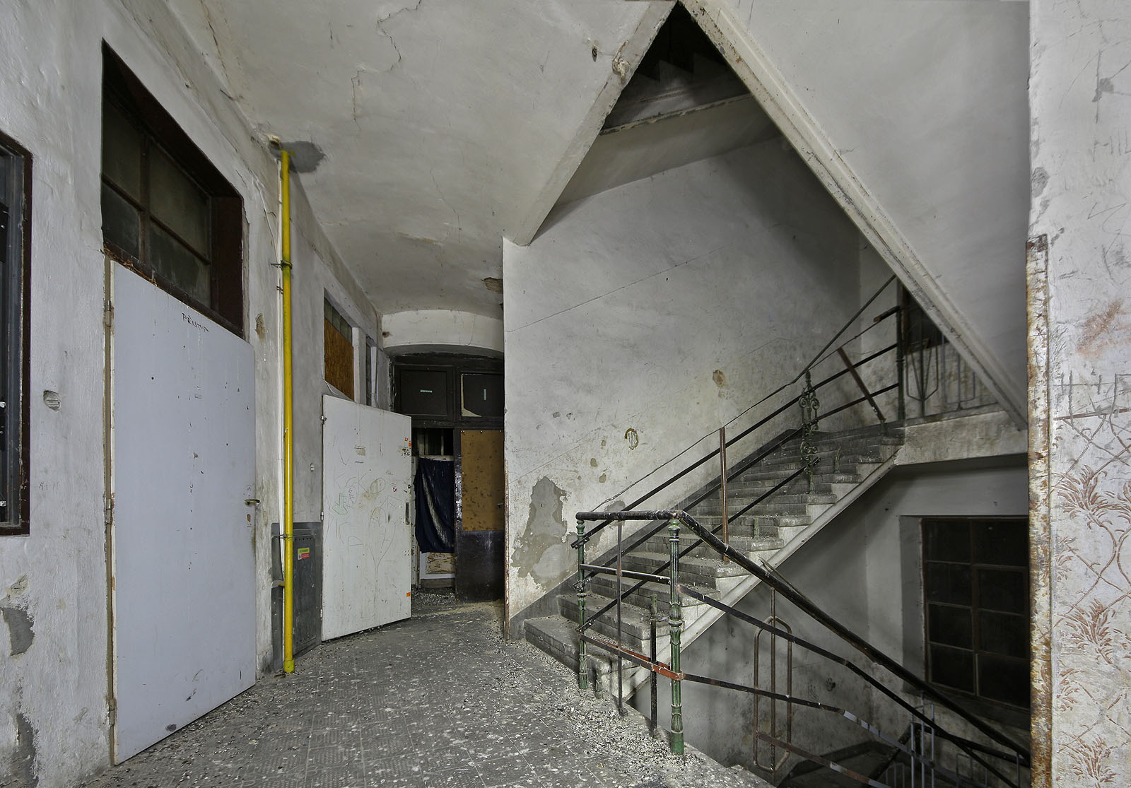 Okrasné litinové zábradlí na schodišti už holubi rozkradli a odevzdali do sběrny, proto nechalo město jako majitel budovy navařit na trosky původního zábradlí alespoň ocelovou pásovinu. Ta holubům nechutná. Okrasné litinové zábradlí na schodišti už holubi rozkradli a odevzdali do sběrny, proto nechalo město jako majitel budovy navařit na trosky původního zábradlí alespoň ocelovou pásovinu. Ta holubům nechutná.