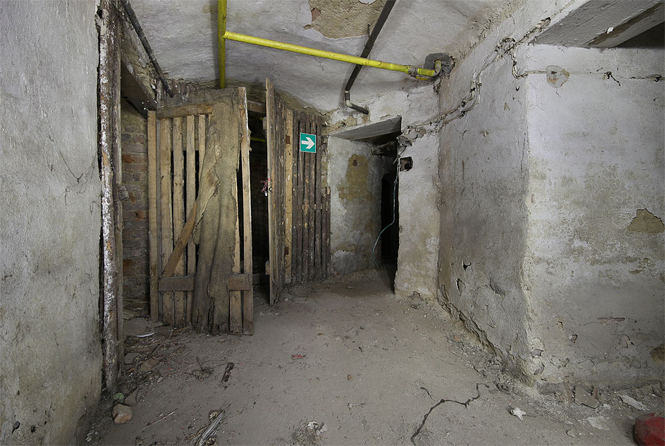 A nebo ještě hlouběji, rovnou do sklepení. Labyrint vlhkých chodeb vypadá přesně tak, jak člověk očekává od domu z konce 19. století. A nebo ještě hlouběji, rovnou do sklepení. Labyrint vlhkých chodeb vypadá přesně tak, jak člověk očekává od domu z konce 19. století.