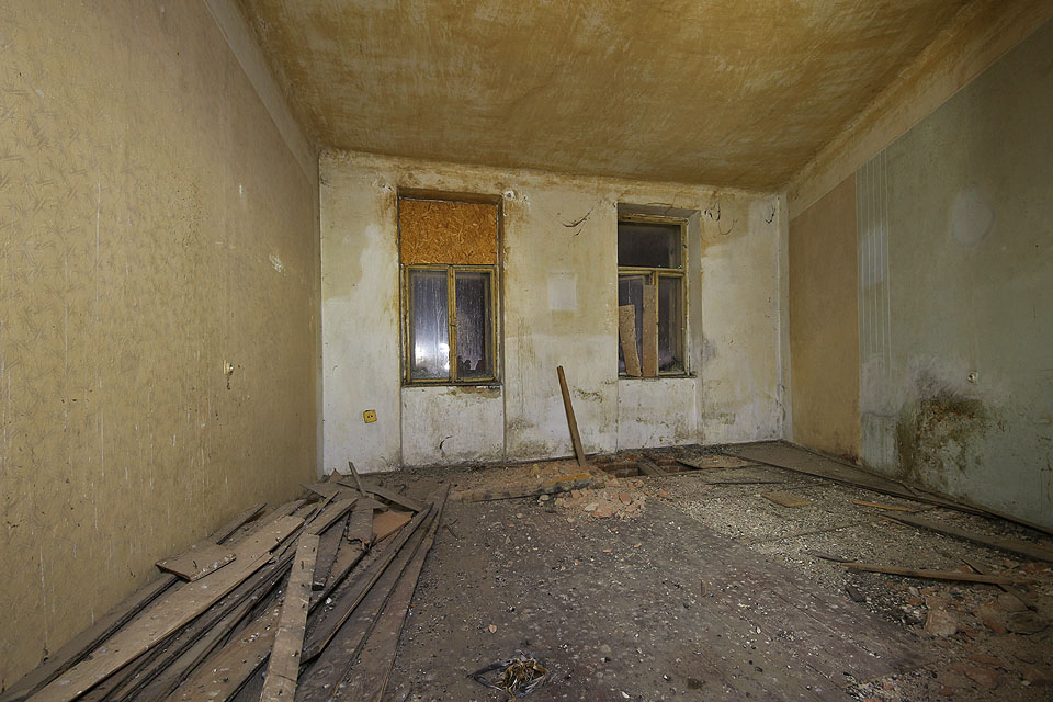 Většina bytů v domě byla žalostně malá. Dvě okna do ulice ze stejné místnosti byla již značkou luxusu (v popředí kostra holuba). Většina bytů v domě byla žalostně malá. Dvě okna do ulice ze stejné místnosti byla již značkou luxusu (v popředí kostra holuba).