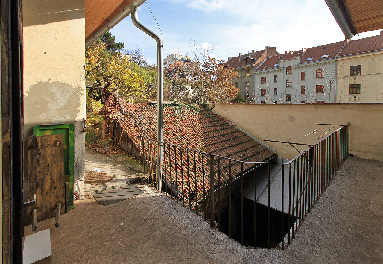 Z nejvyšší pavlače je přece jenom vidět na okolí domu. Zejména na Sladovou ulici, která se po úbočí Špilberku plazí po staletí. Z nejvyšší pavlače je přece jenom vidět na okolí domu. Zejména na Sladovou ulici, která se po úbočí Špilberku plazí po staletí.