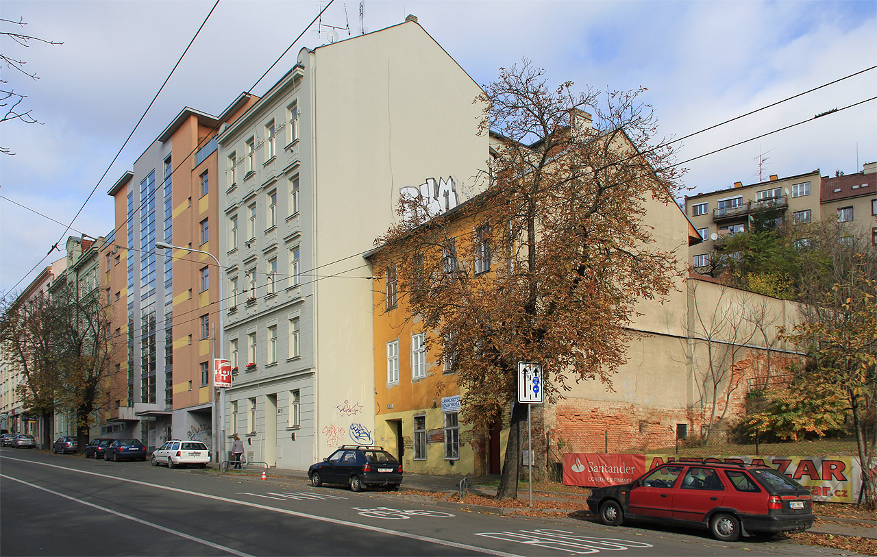 Dnes působí pavlačový dům vedle svých mladších a honosnějších sousedů poněkud stísněně. Dnes působí pavlačový dům vedle svých mladších a honosnějších sousedů poněkud stísněně.